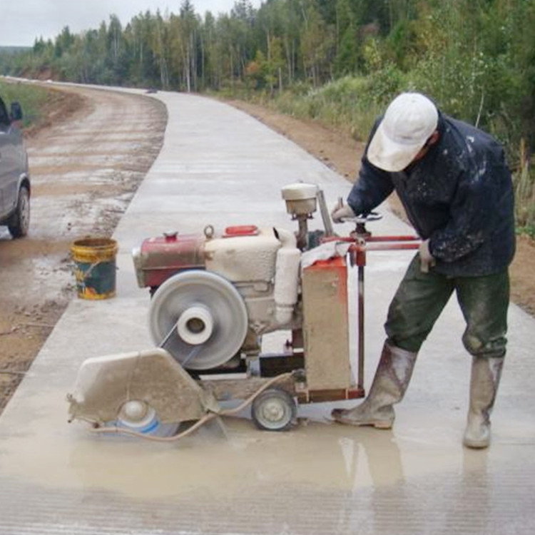 移动式水泥路面切割机柴油马路切hqs500c型路面切缝机纽威达物流发货