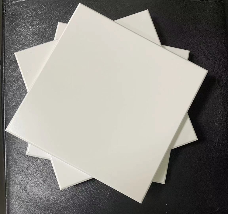 欧佰天花广州05mm300300厚哑光白铝扣板集成吊顶生产厂家