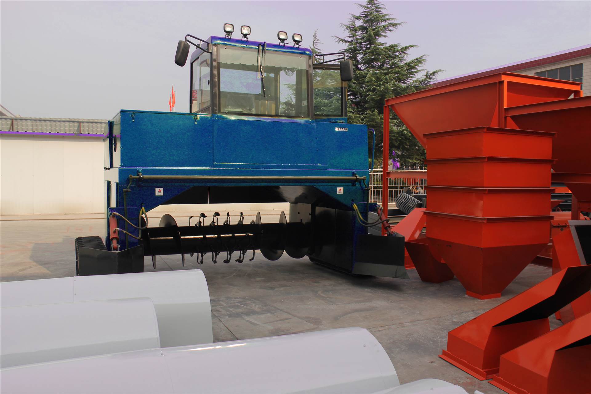 猪牛鸡粪发酵履带翻堆机 安徽堆肥翻抛机 鸡粪履带翻抛机