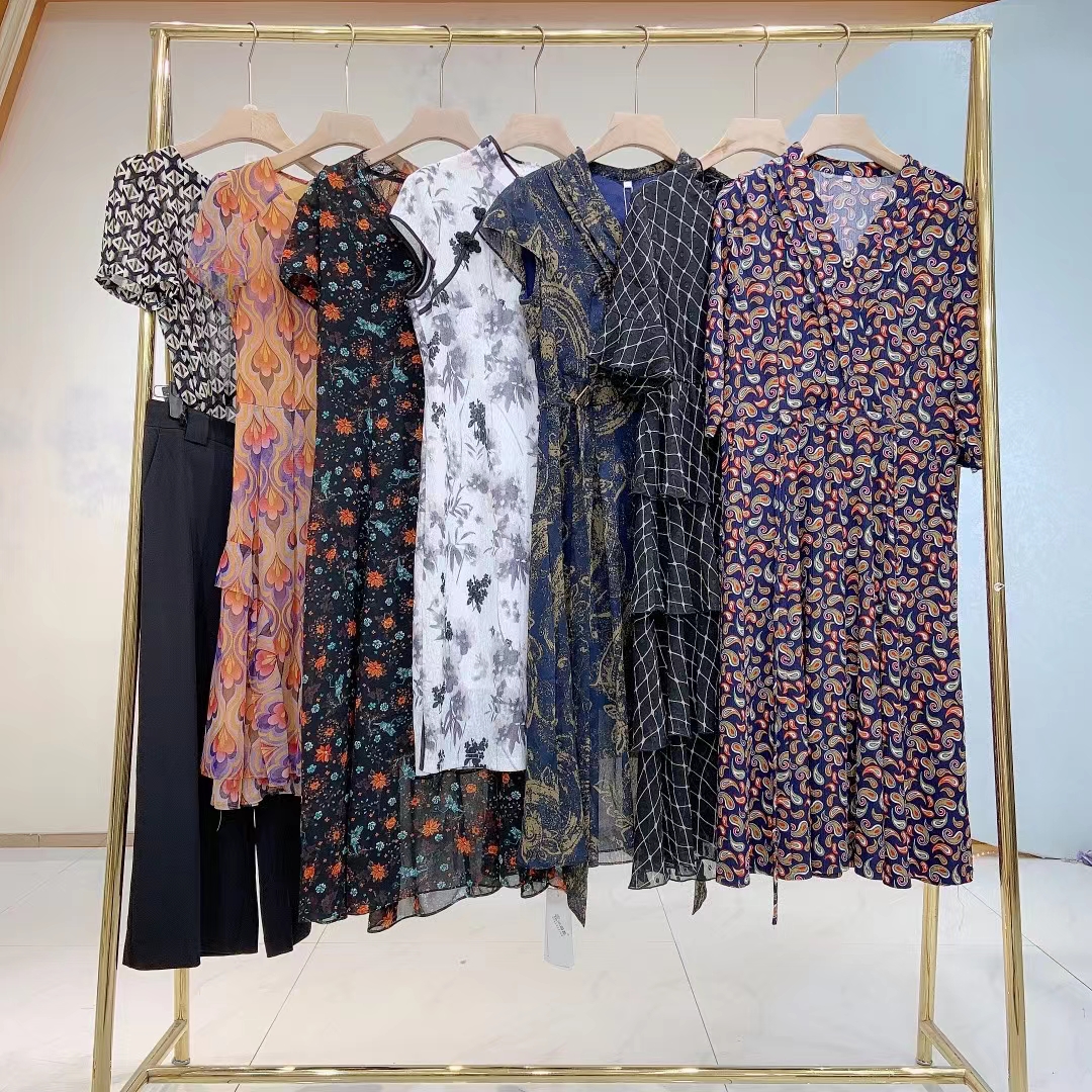 一手货源杭州品牌折扣女装21秋冬米祖连衣裙库存尾货批发