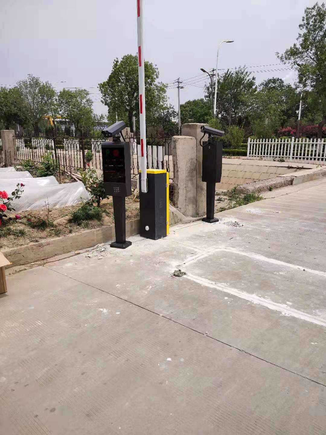 名单中匹配,确定车辆身份后,系统记录进场时间,通道,照片等,抬杆放行