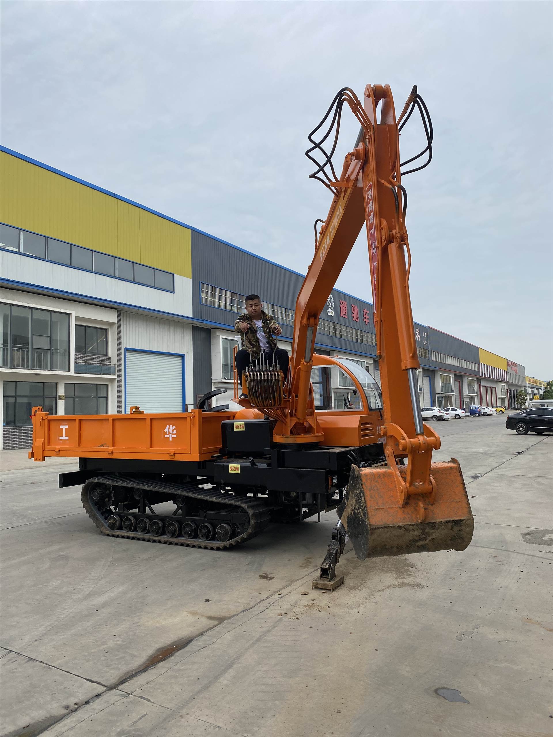 华工智能挖掘运输一体车挖沙运输一体车随车装载抓木一体机四驱抓木机