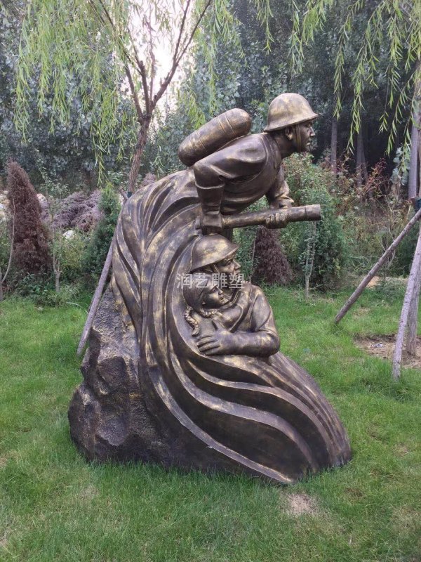 铜雕公园消防人物