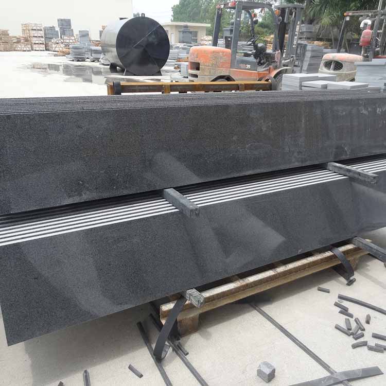 芝麻黑火烧板花岗岩芝麻黑荔枝面楼梯踏步g654黑色麻石楼梯板