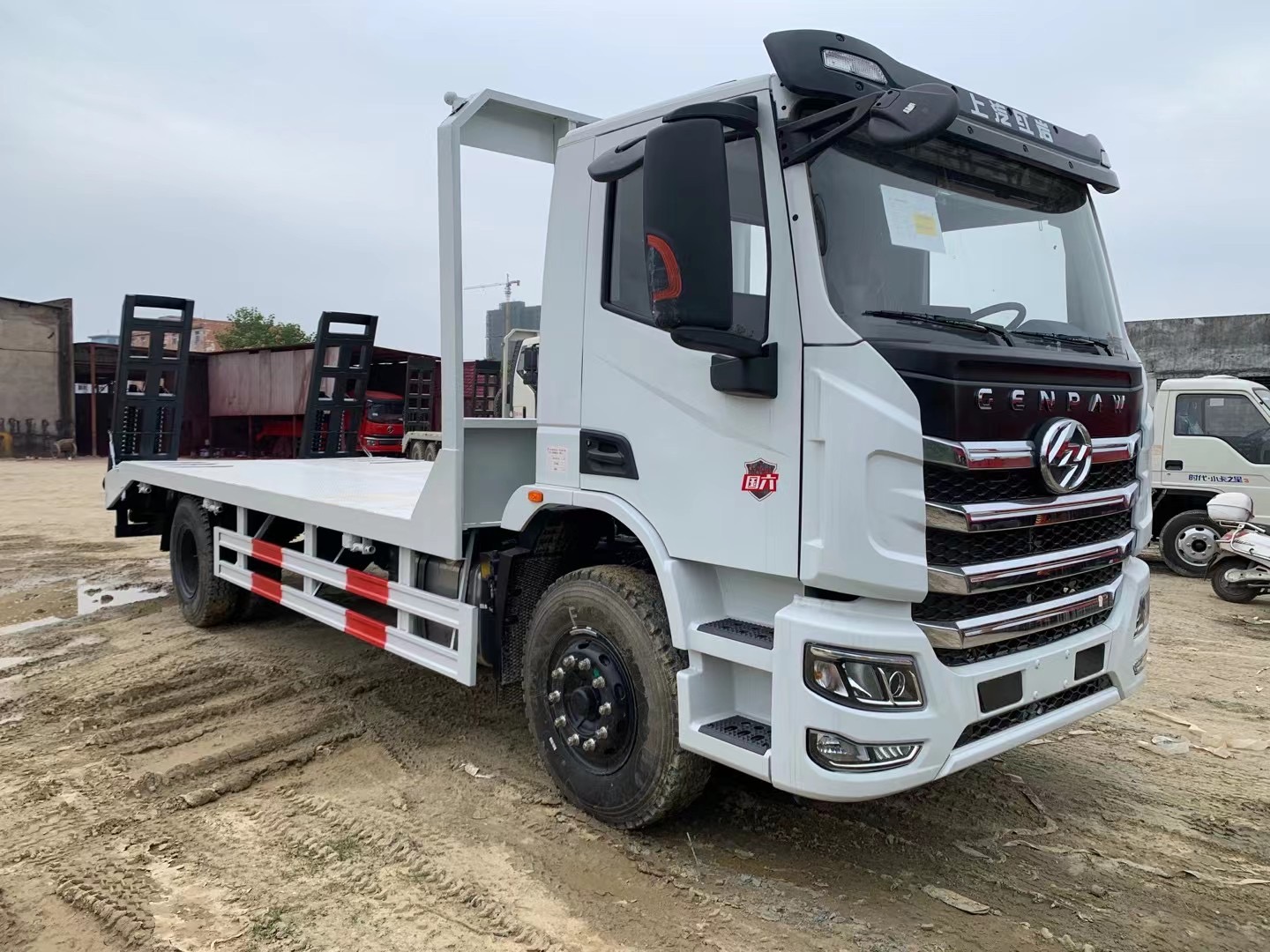 上汽红岩平板运输车单桥215马力挖机平板车厂家可分期全国送车