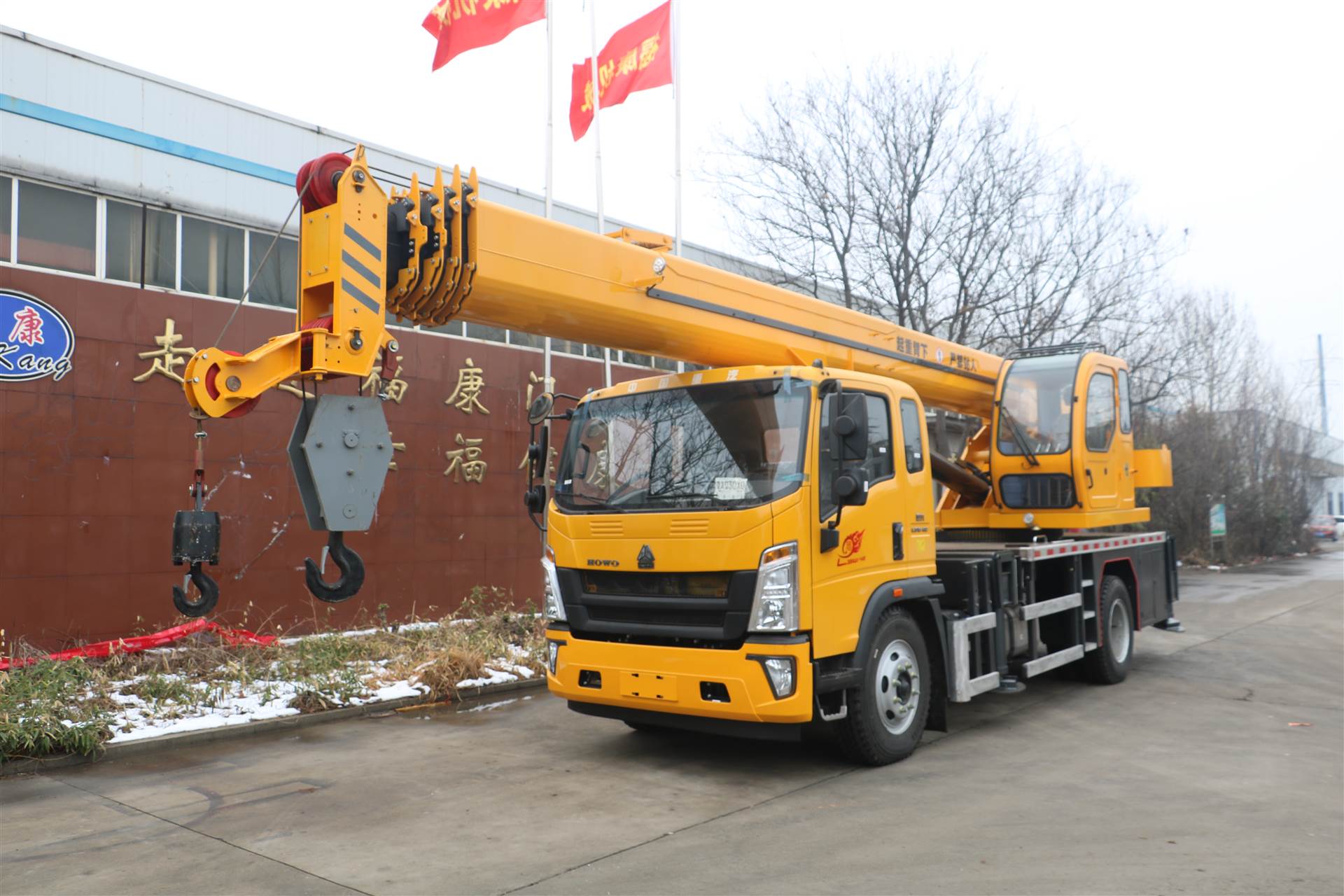 国六k系列12吨汽车吊采用重汽豪沃底盘185马力发动机8米5节单板臂全车