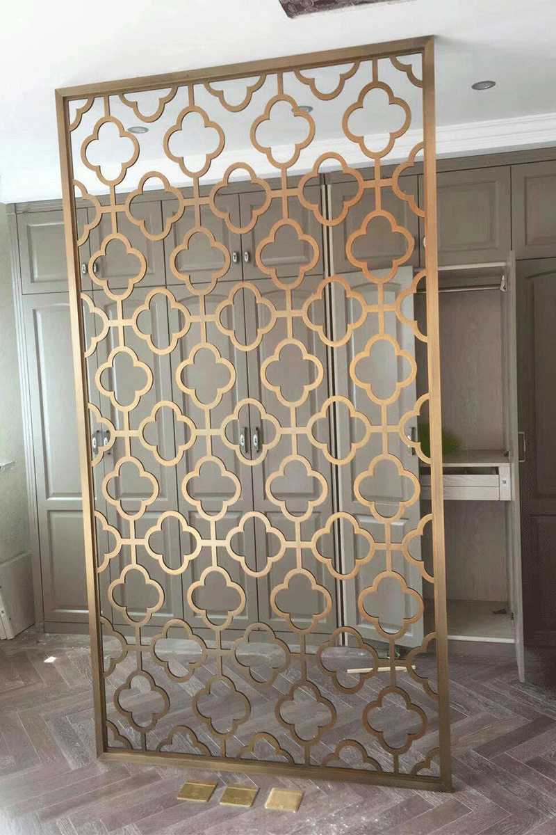 隔断装饰里少不了这款镂空铜屏风