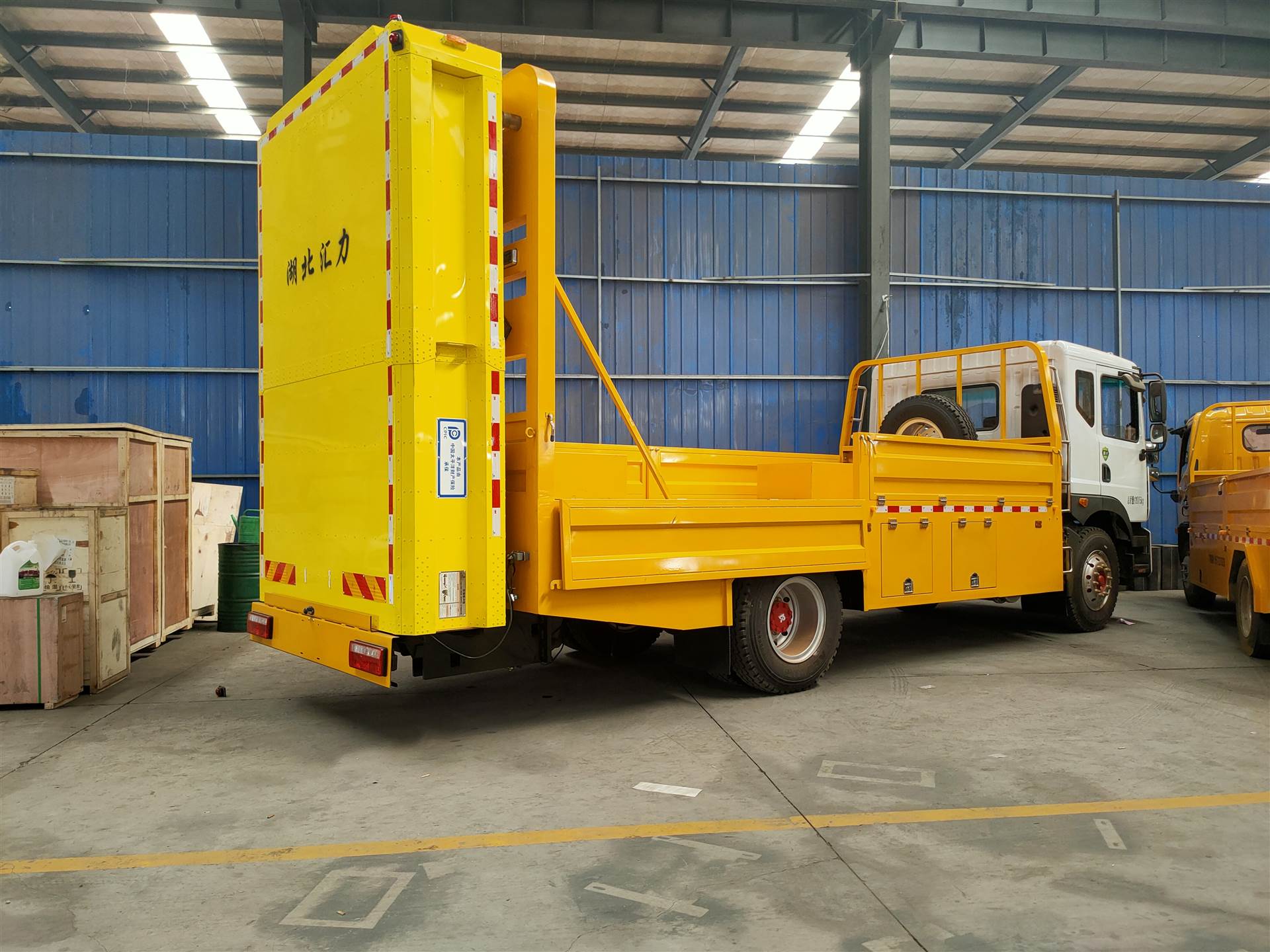 高速公路防撞缓冲车江铃双排防撞车