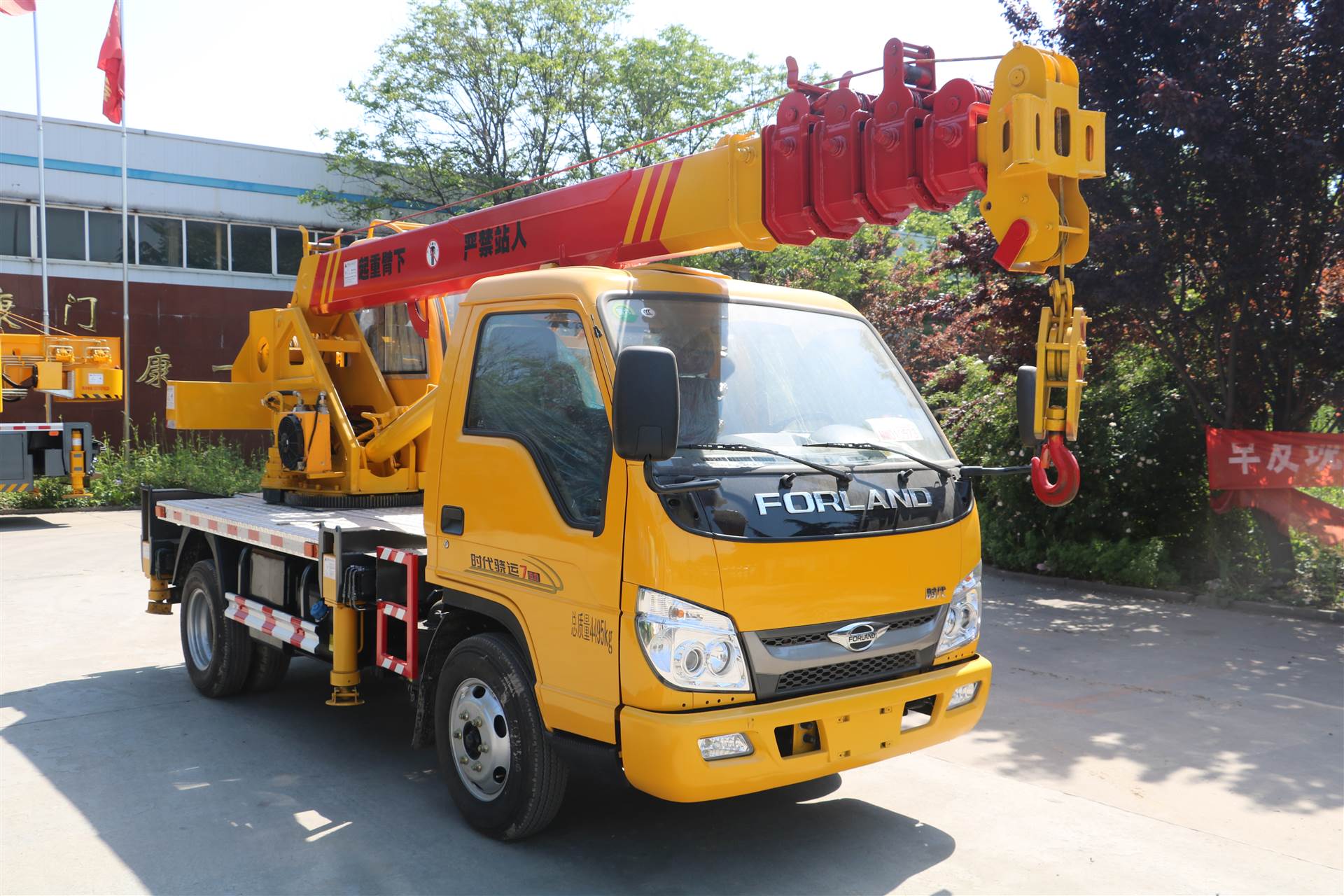 国六5吨蓝牌汽车吊采用福田骁运底盘4.