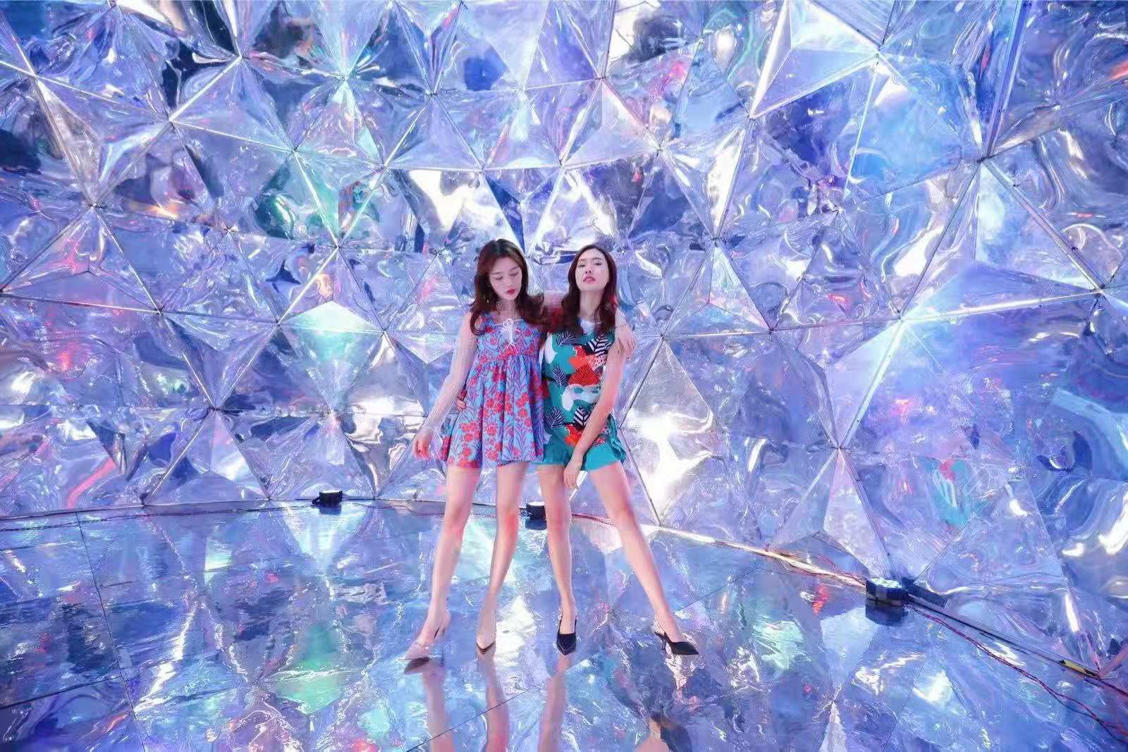 上海幕明黄金万花筒网红魔幻镜面万花筒美陈装置暖场互动道具