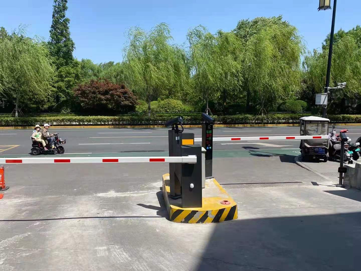 涿州市安装伸缩门价格/电动门厂家批发/门禁挡车器起落杆/济南鼎力