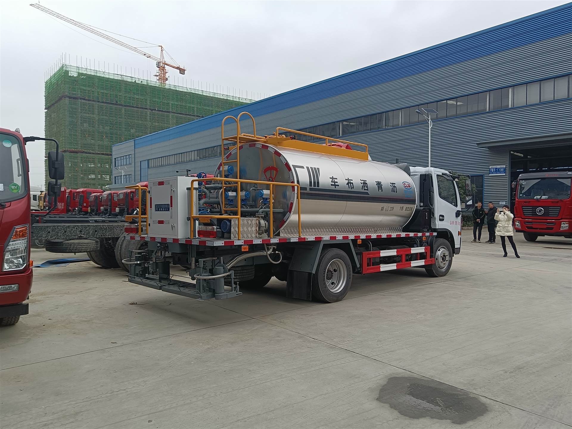 沥青撒布车东风多利卡6吨沥青喷洒车玉柴165马力发电机自动调节喷洒量