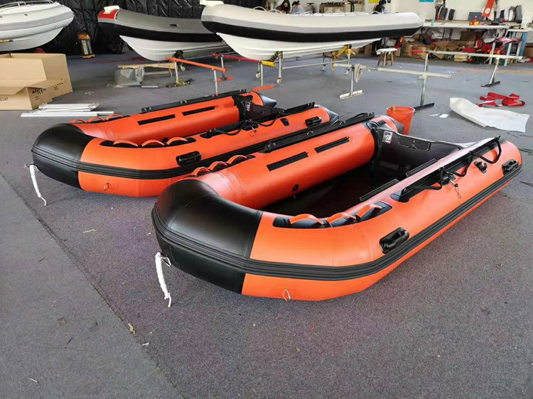 型号各异,有专门追求速度的高速艇,有完全手动的充气橡皮艇,橡皮船皮