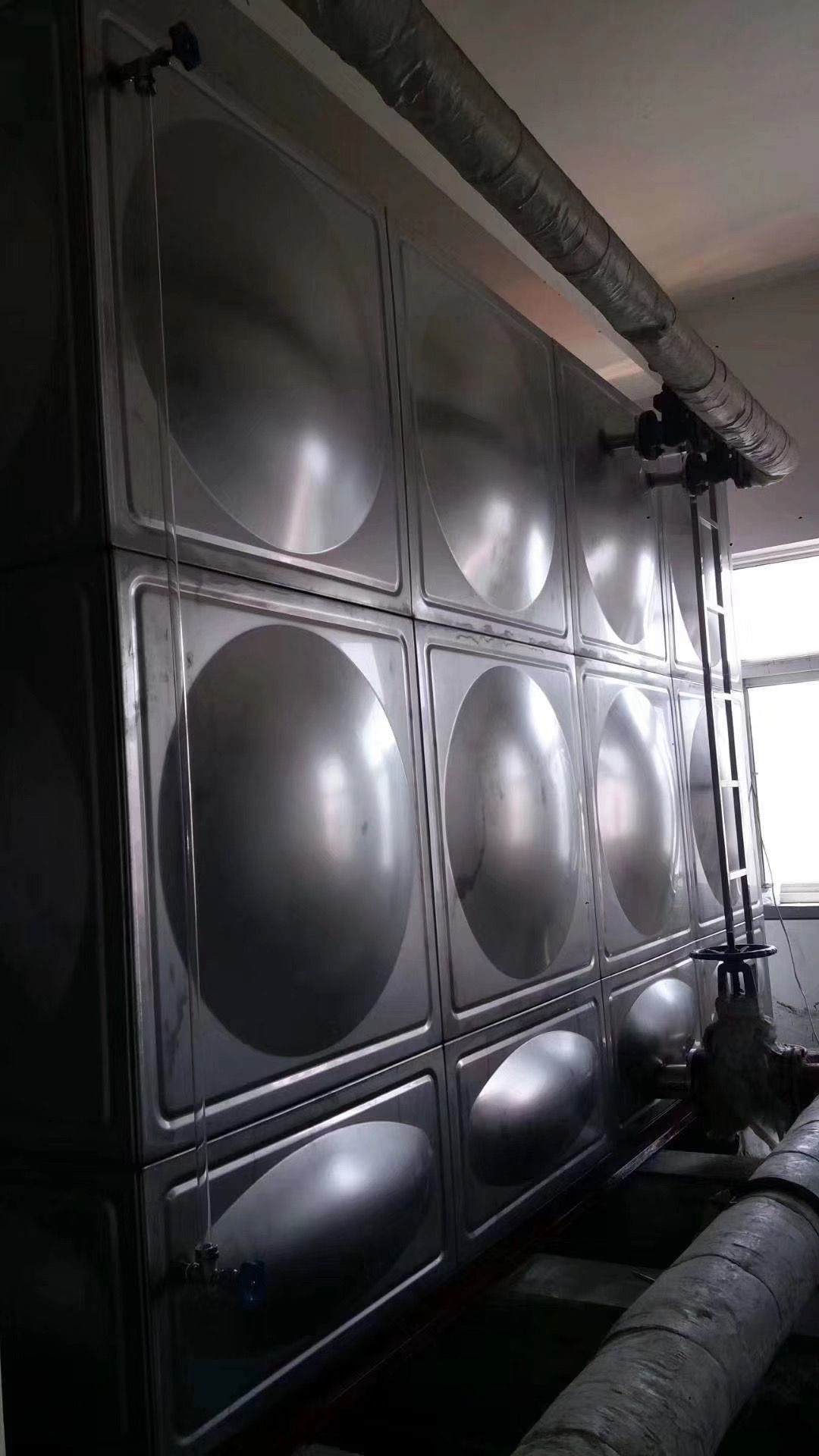 我公司生产箱泵一体化给水设备,节省空间,消防水箱和泵房是放置在一起