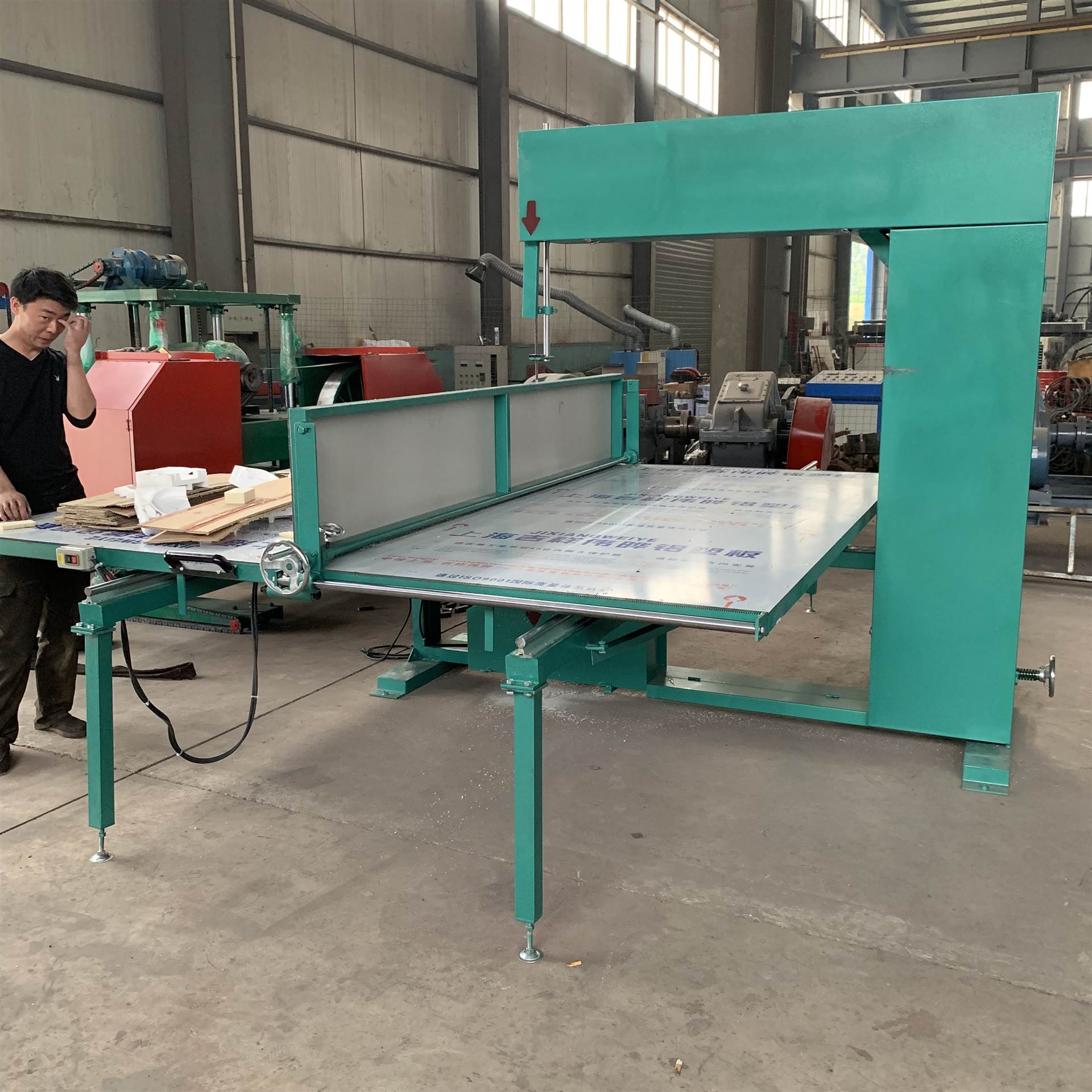 珍珠棉卷分切机高密气泡膜卷立式直切机辰逸1米直径卷材切卷机