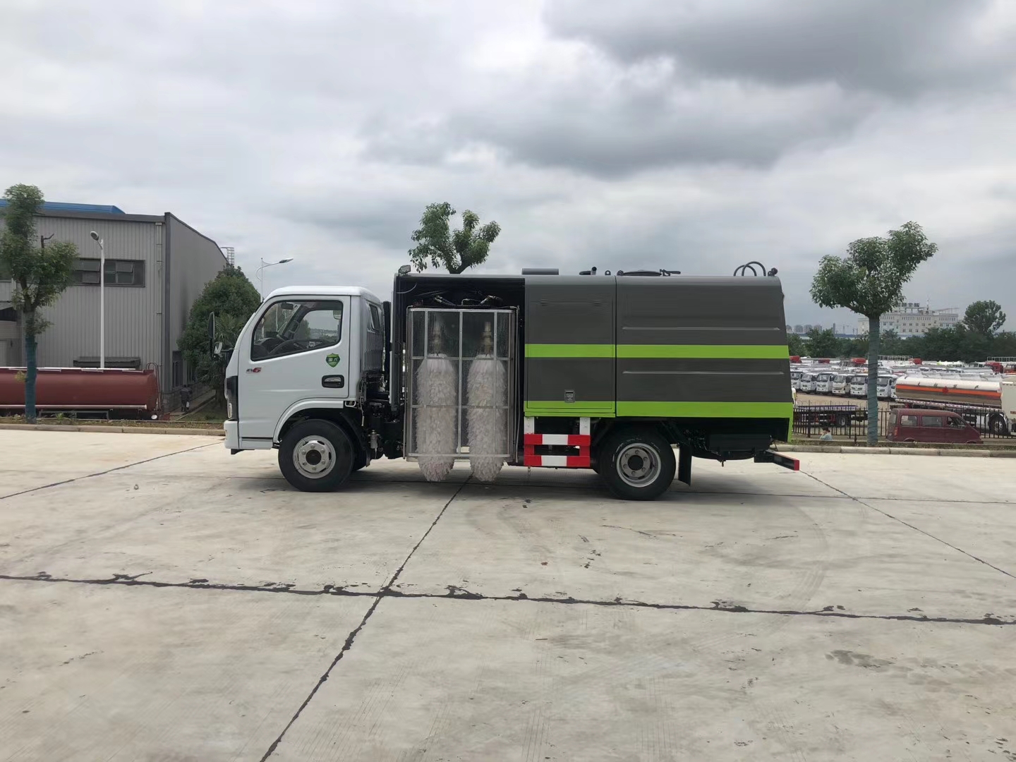 公路刷盘前置护栏清洗车/小型栏杆洗刷车厂家供应