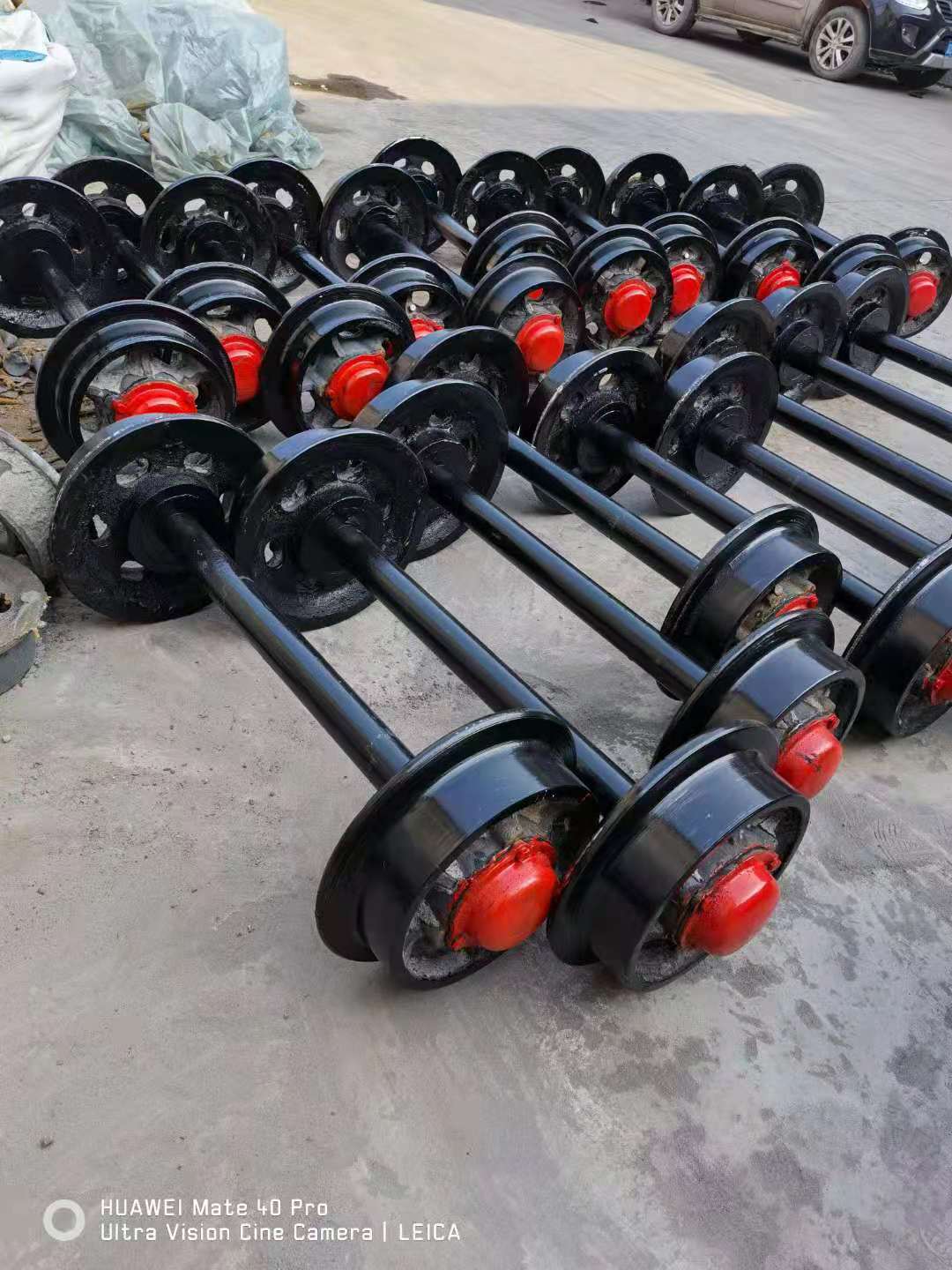 矿山中输送煤,矿石和废石等散状物料的窄轨铁路搬运车辆,一般须用机车