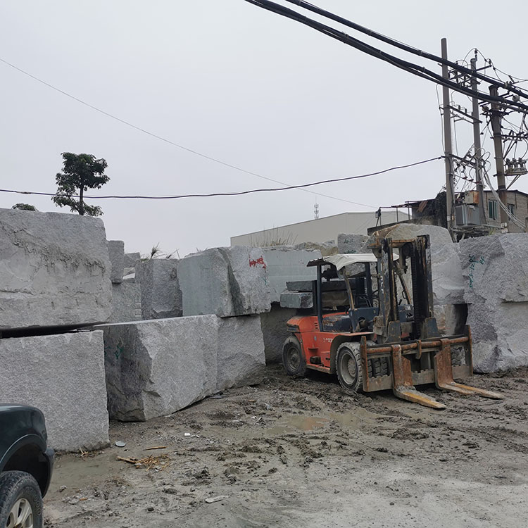 芝麻灰荒料芝麻灰花岗岩矿山石材荒料批发工程板路沿石定制