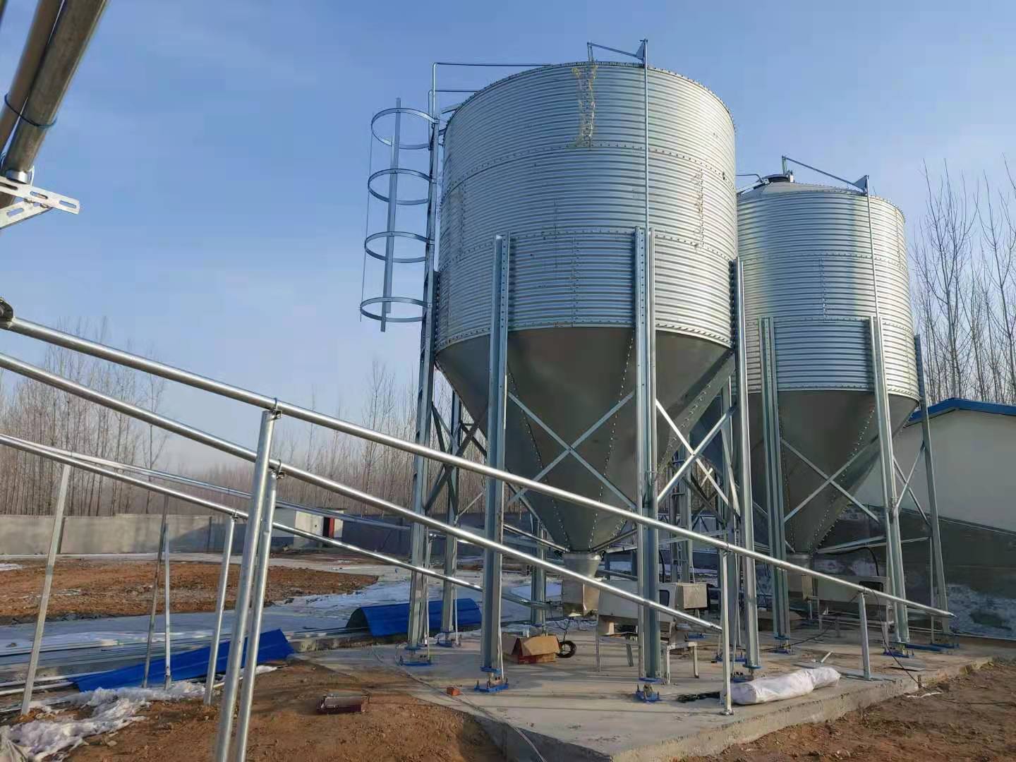 塔顶开有装料口,部设有长方形出料槽,通过输料机把塔里的饲料运到舍内