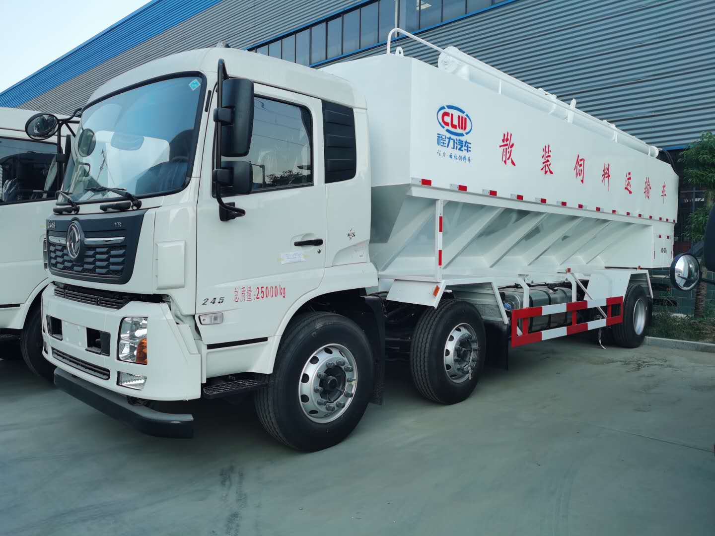 国六东风天锦饲料车小三轴30方散装饲料运输车