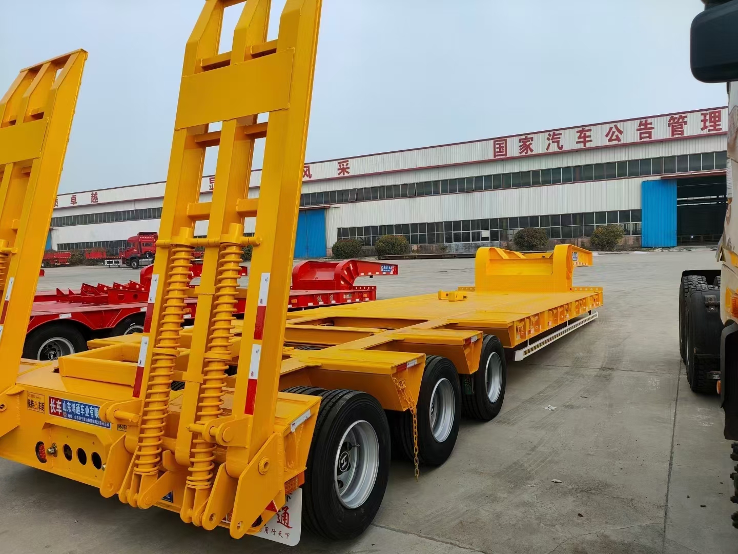 钩机板半挂车高低板半挂车大件运输专用半挂车钩机板半挂车厂家