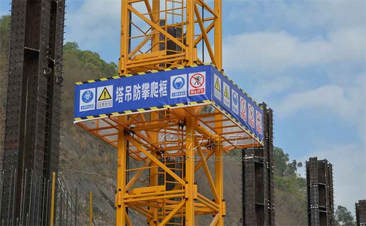 塔吊防攀爬多少米设置一个 塔吊防攀爬框