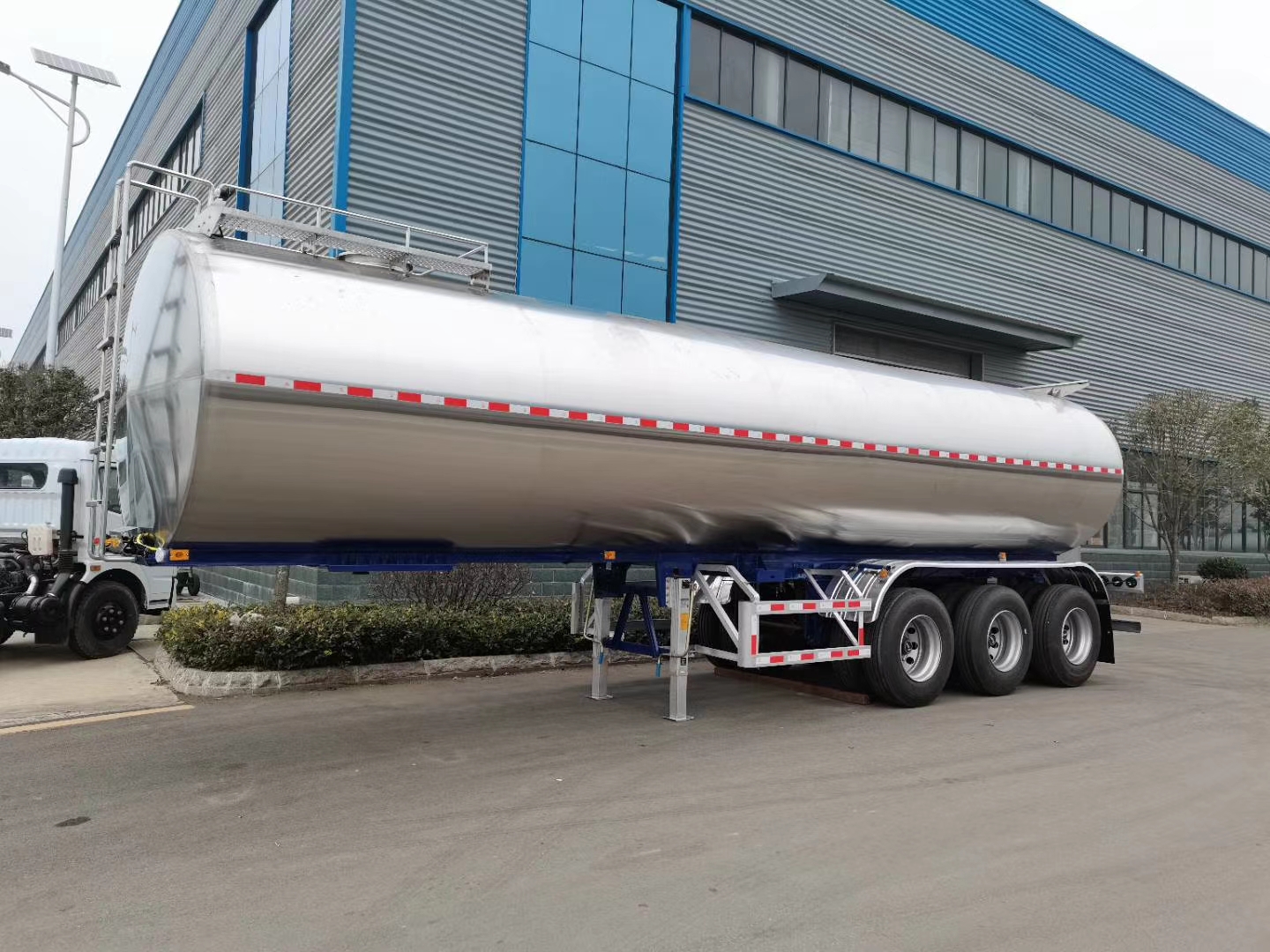 奶罐车33方鲜奶运送车btw桥四仓食品级不锈钢罐体自动清洁装置