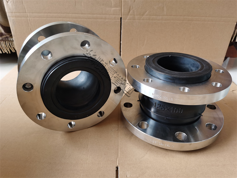 同心异径可曲挠橡胶接头是在橡胶接头的根底上改进的,它是管道管径