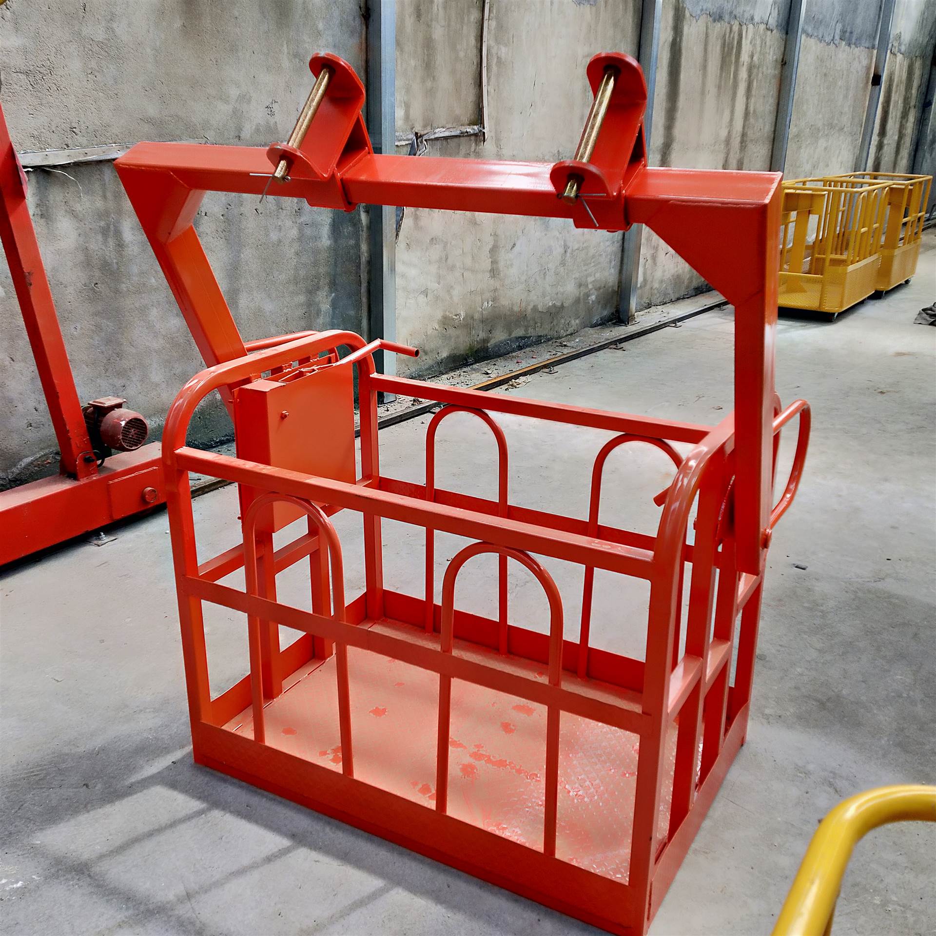 徐工三一中联吊车吊篮高空作业平台厂家定制修路灯防护栏