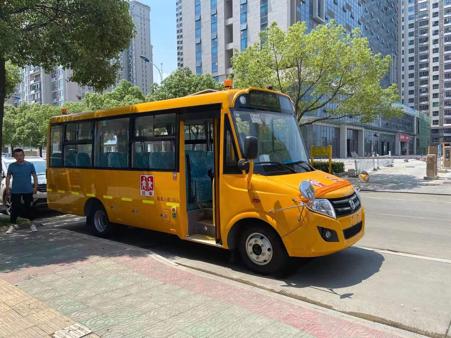 东风36座幼儿校车