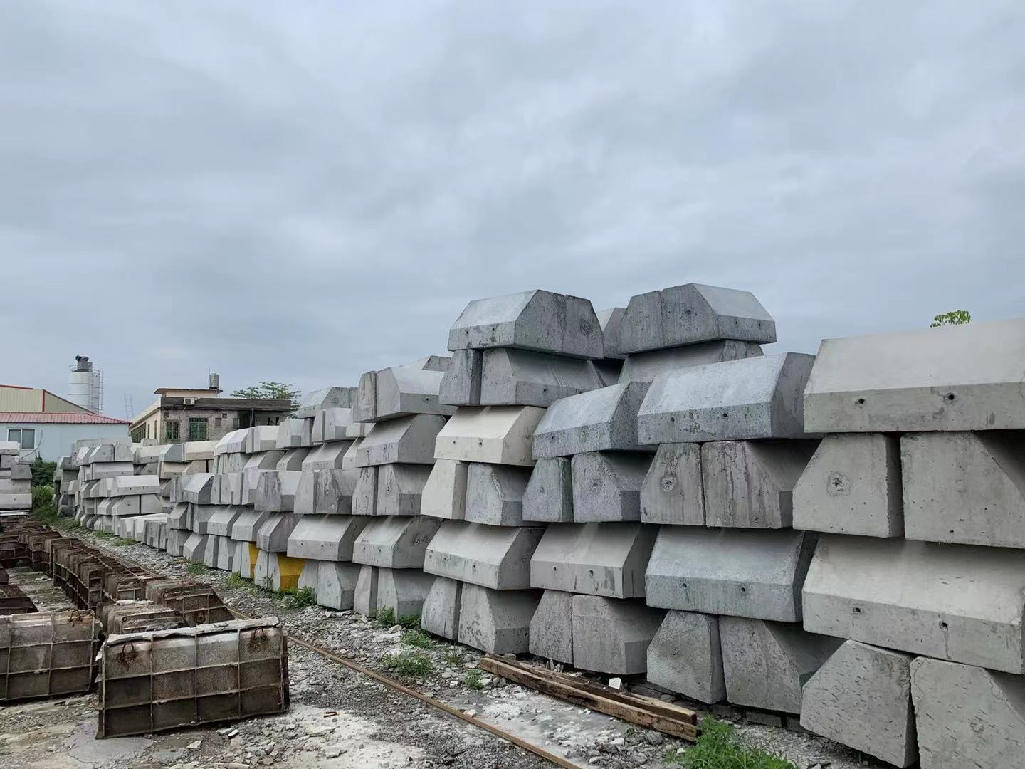 及降低肇事时人车伤亡程度,形成交通安全保障;采用钢筋混凝土制作而成