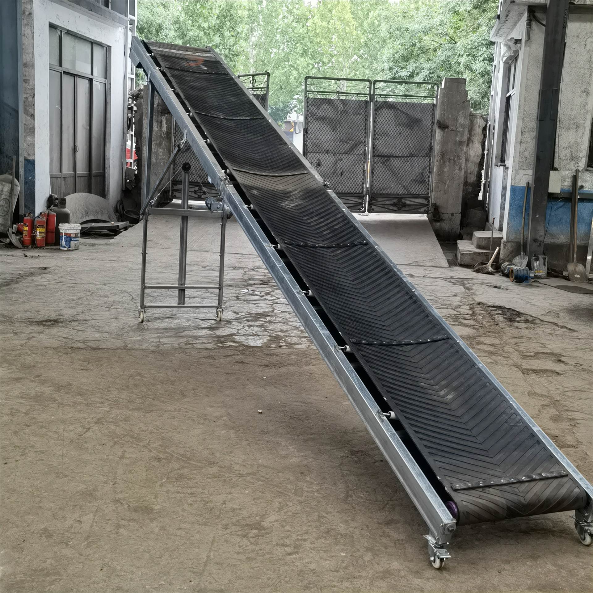 斜坡上料格挡输送机facai斜坡上料皮带输送机