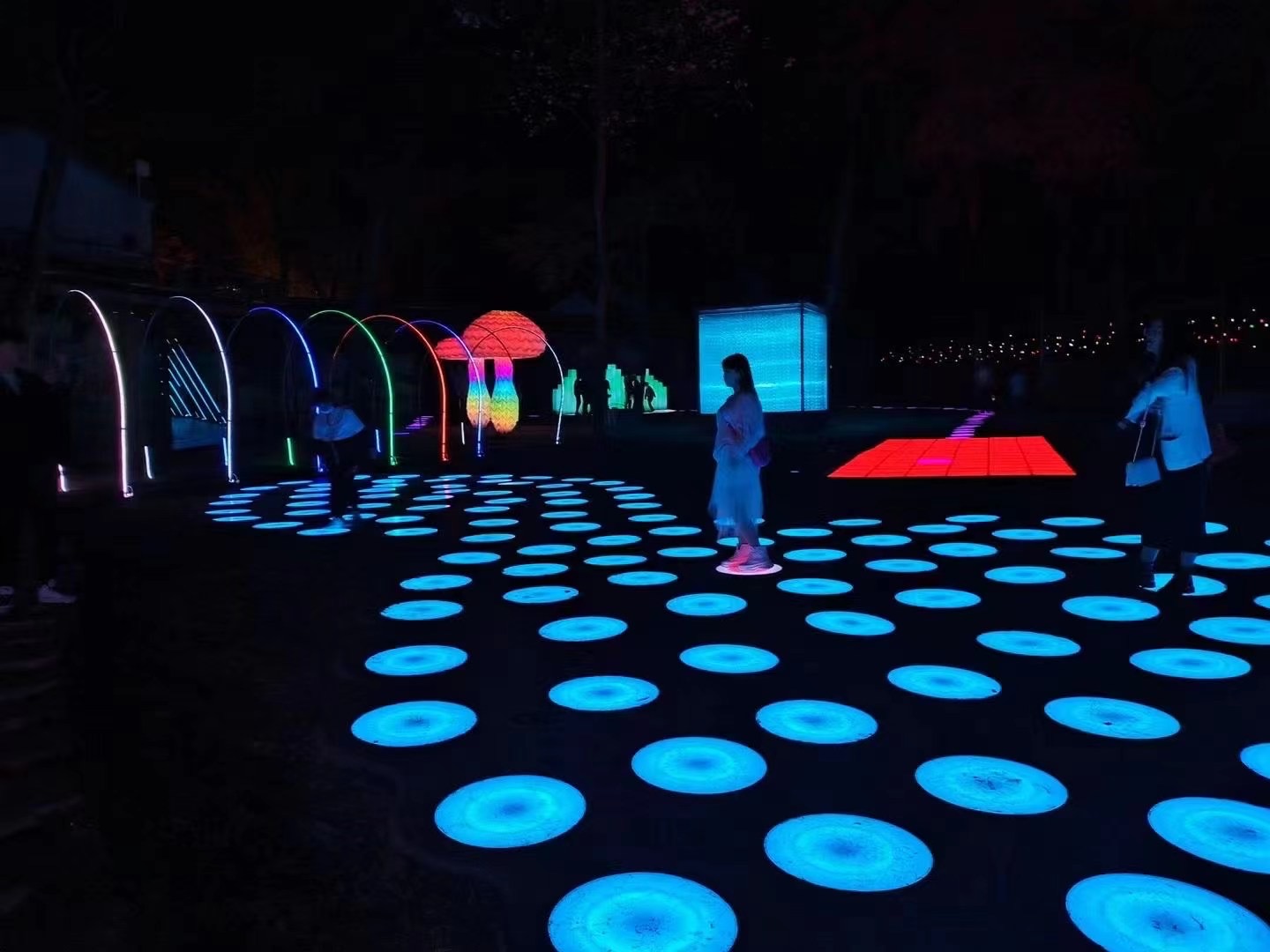 商场彩色圆舞曲室内外圆形脚踩发出音乐互动装置