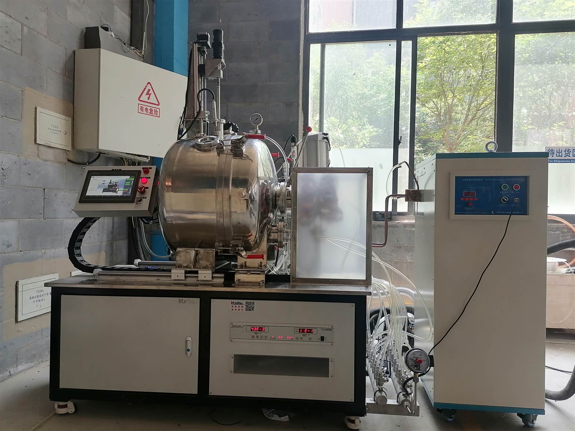 产品信息联系方式3-5kg真空熔炼炉感应炉主要由炉体,炉盖,合金加料器