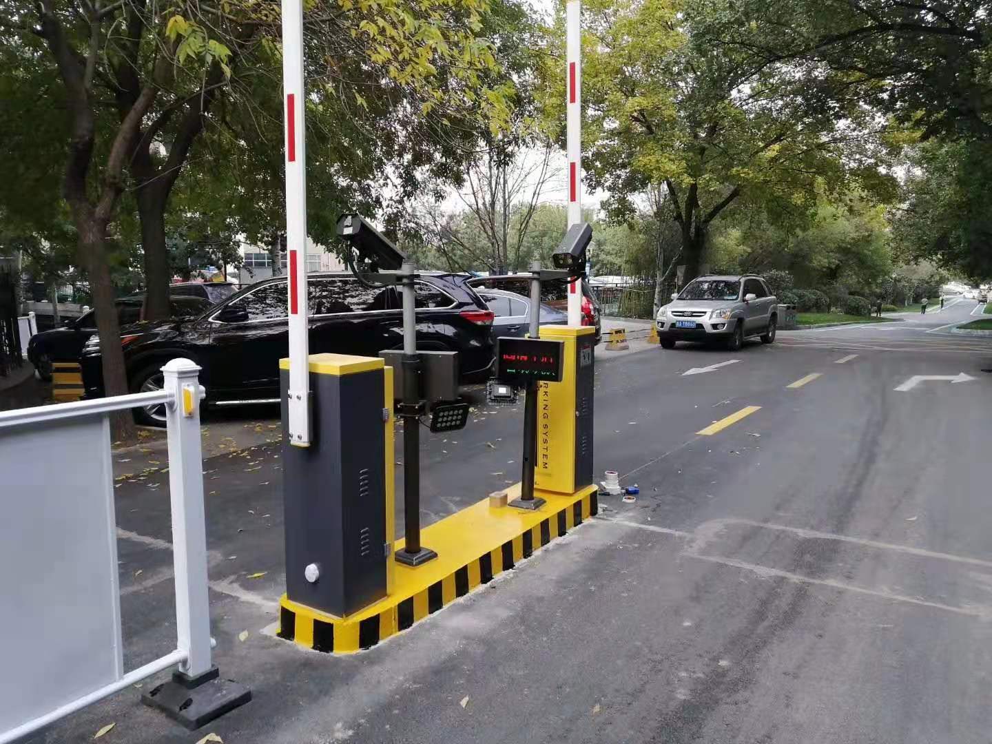 博野县生产车牌识别系统停车场扫码收费起落杆门禁道闸济南鼎力