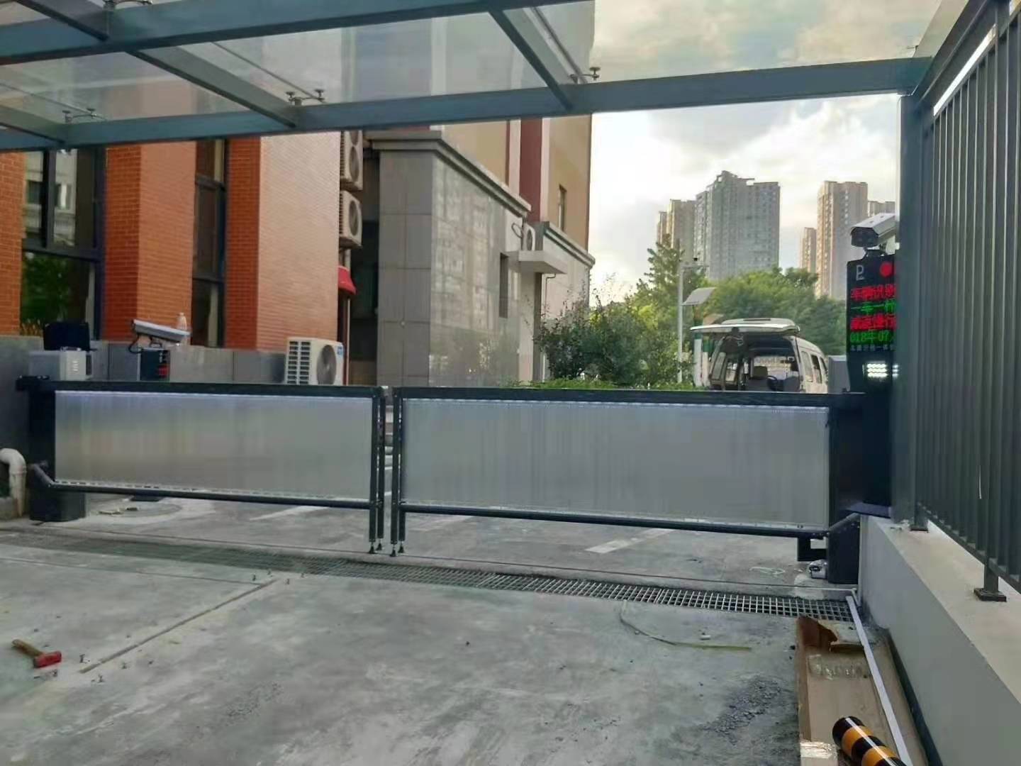 新乐做道闸厂家门禁道闸起落杆电动车牌识别系统济南鼎力