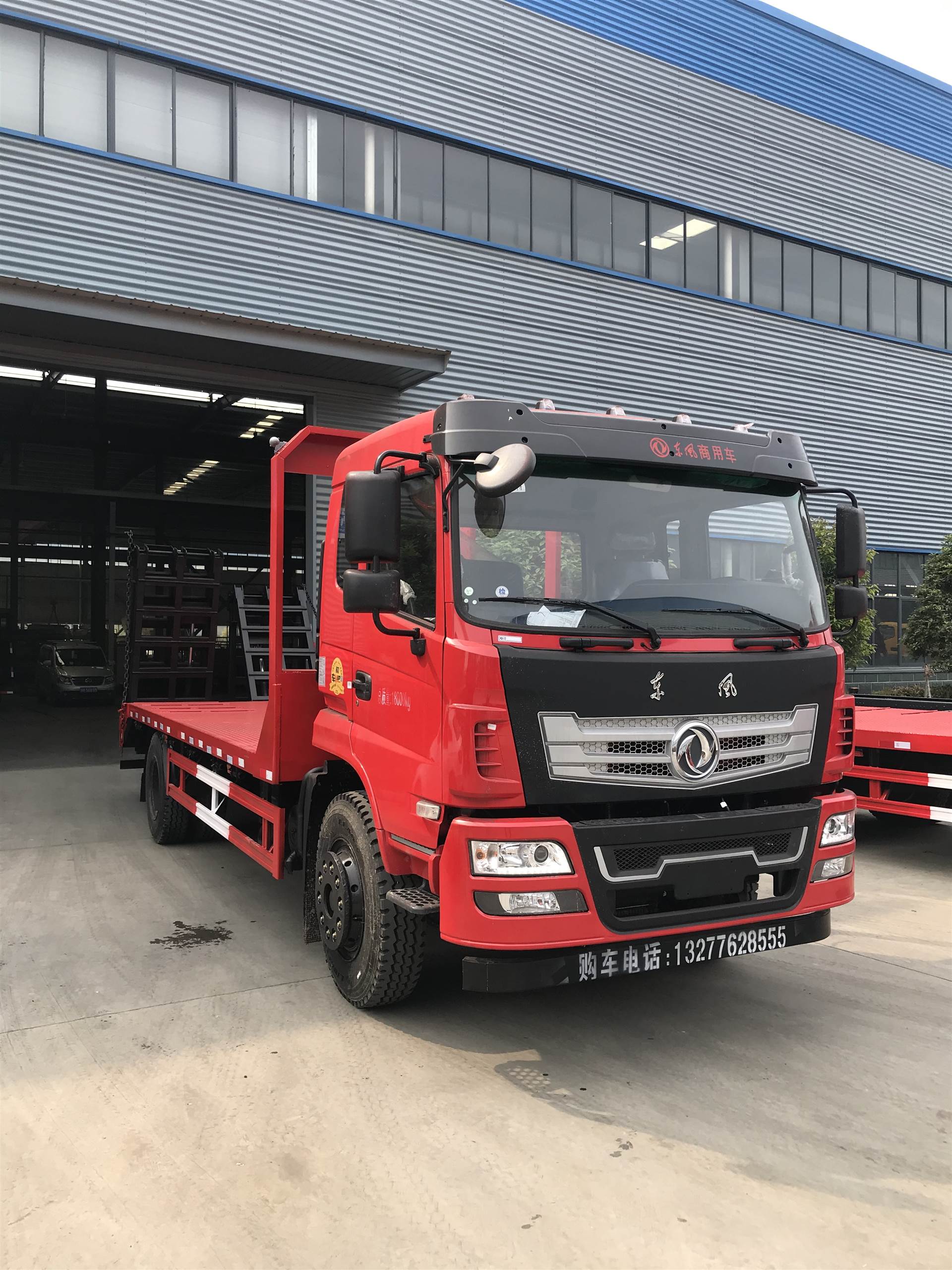 新款国六东风d17后八轮平板运输车 拖250挖机 平板运输车生产厂家