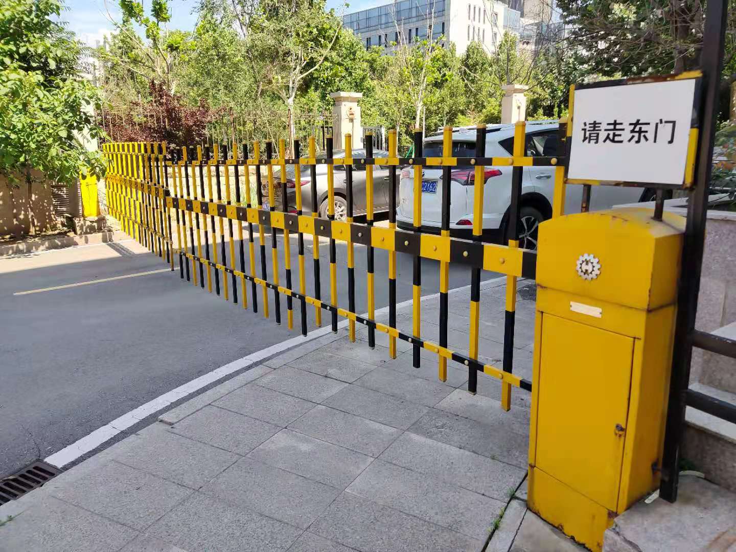 宁晋生产伸缩门厂家电动门安装广告门挡车器门禁起落杆鼎力