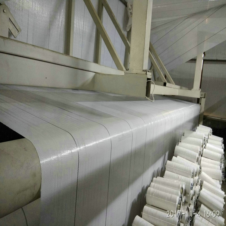 pe扁丝编织布是以聚乙烯(pe)原料生产而成,又称pe塑编布,pe布,由至少