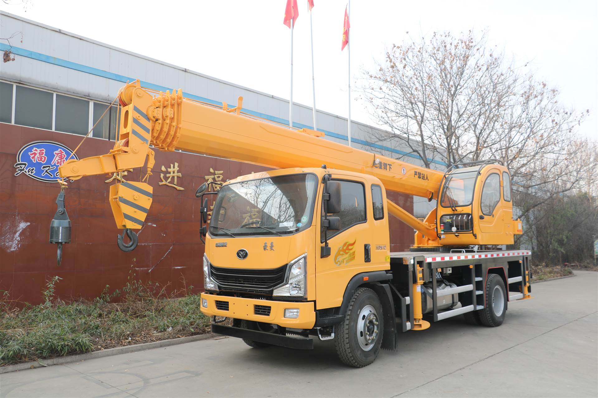 国六f系列12吨汽车吊云内185马力发动机采用重汽豪曼底盘7.