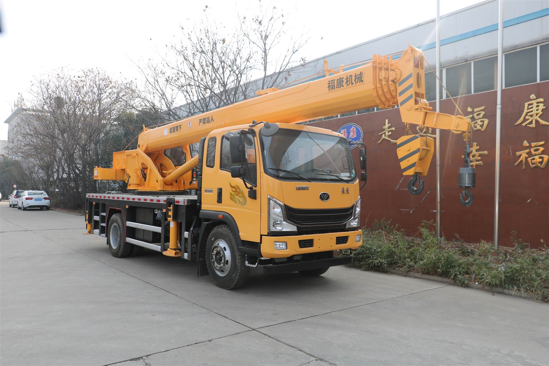 国六f系列12吨汽车吊云内185马力发动机采用重汽豪曼底盘7.