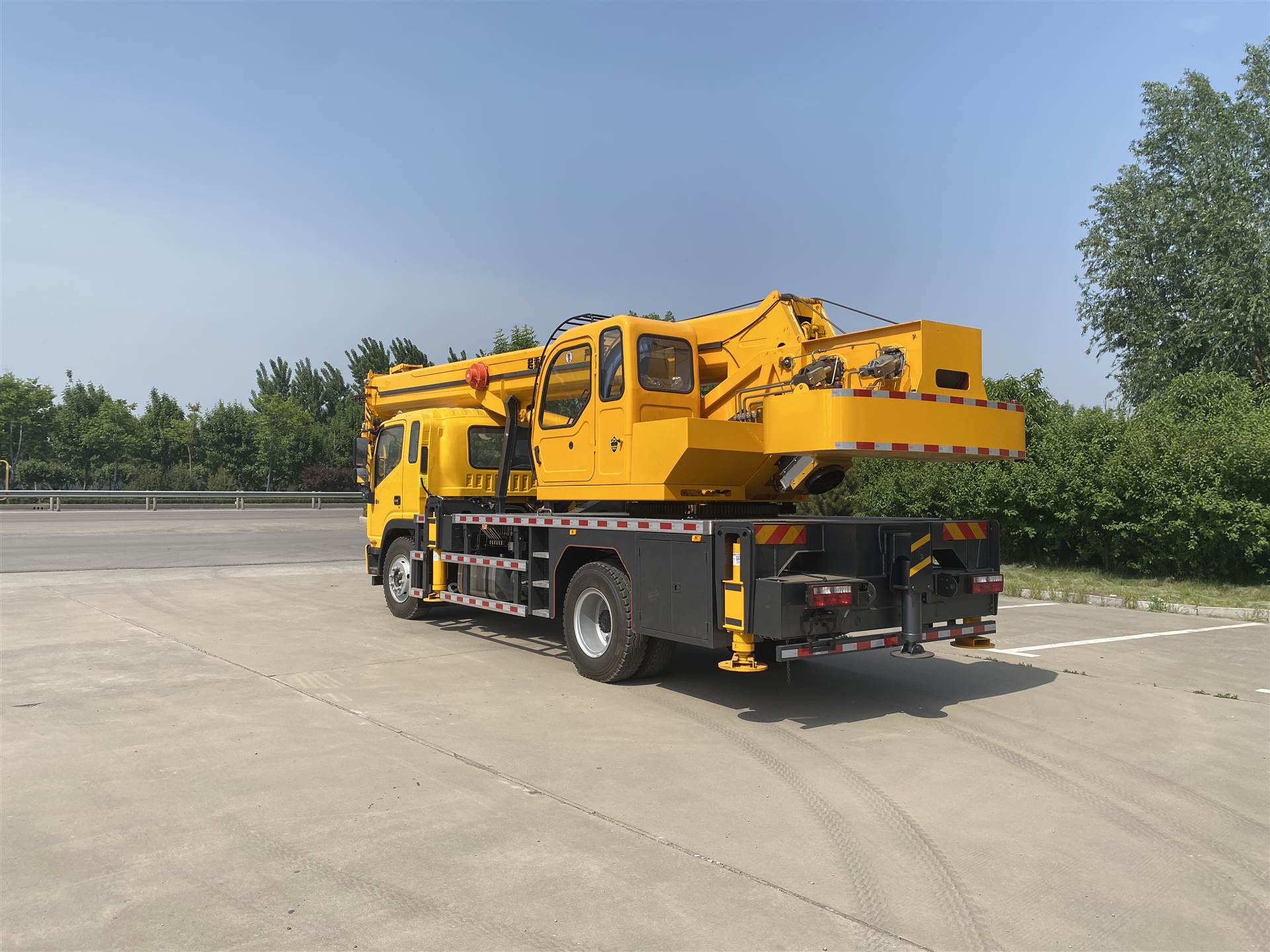 国六k系列16吨汽车吊采用江淮16吨玉柴180马力发动机9米5节单板臂