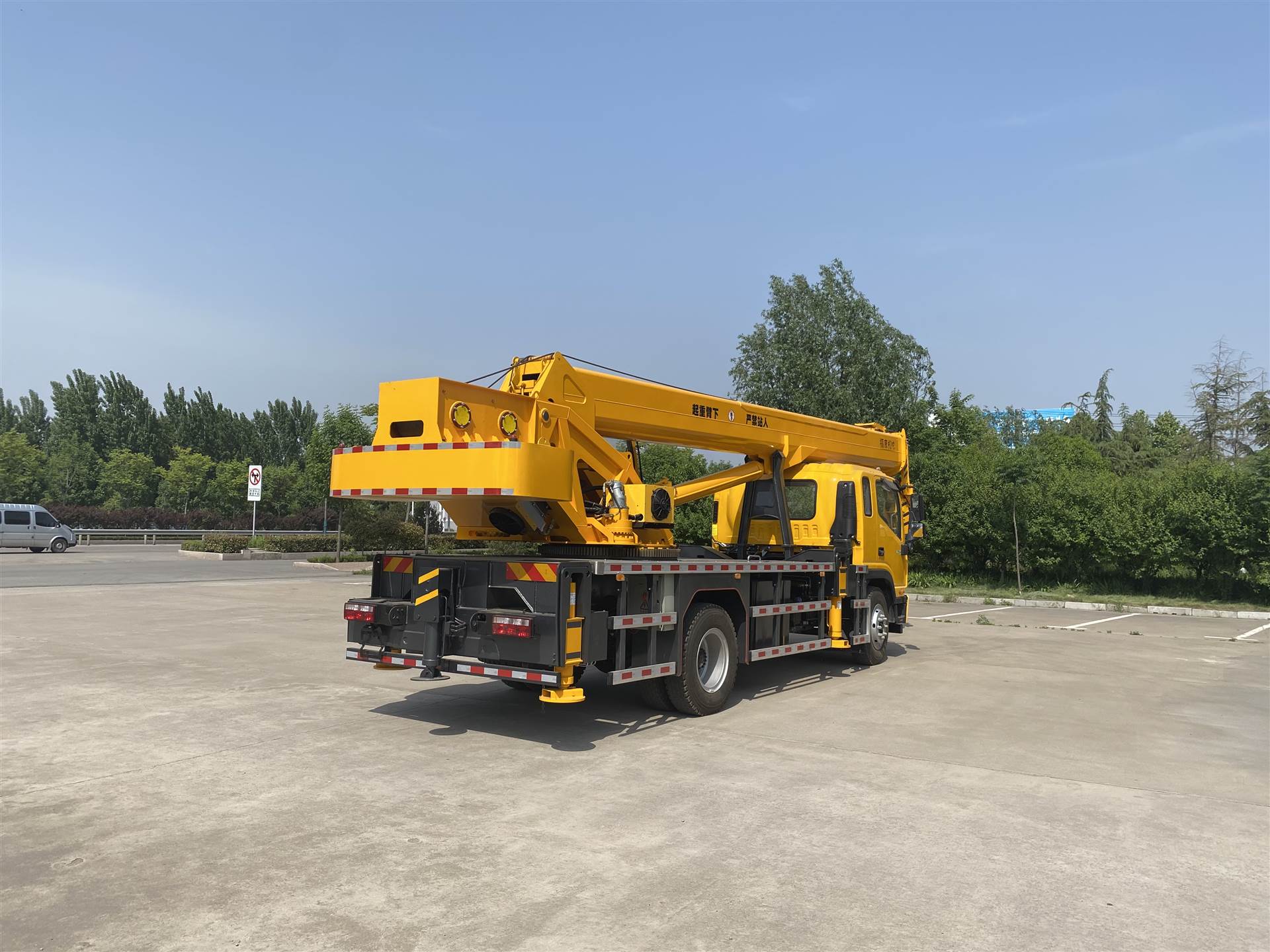 国六k系列16吨汽车吊采用江淮16吨玉柴180马力发动机9米5节单板臂