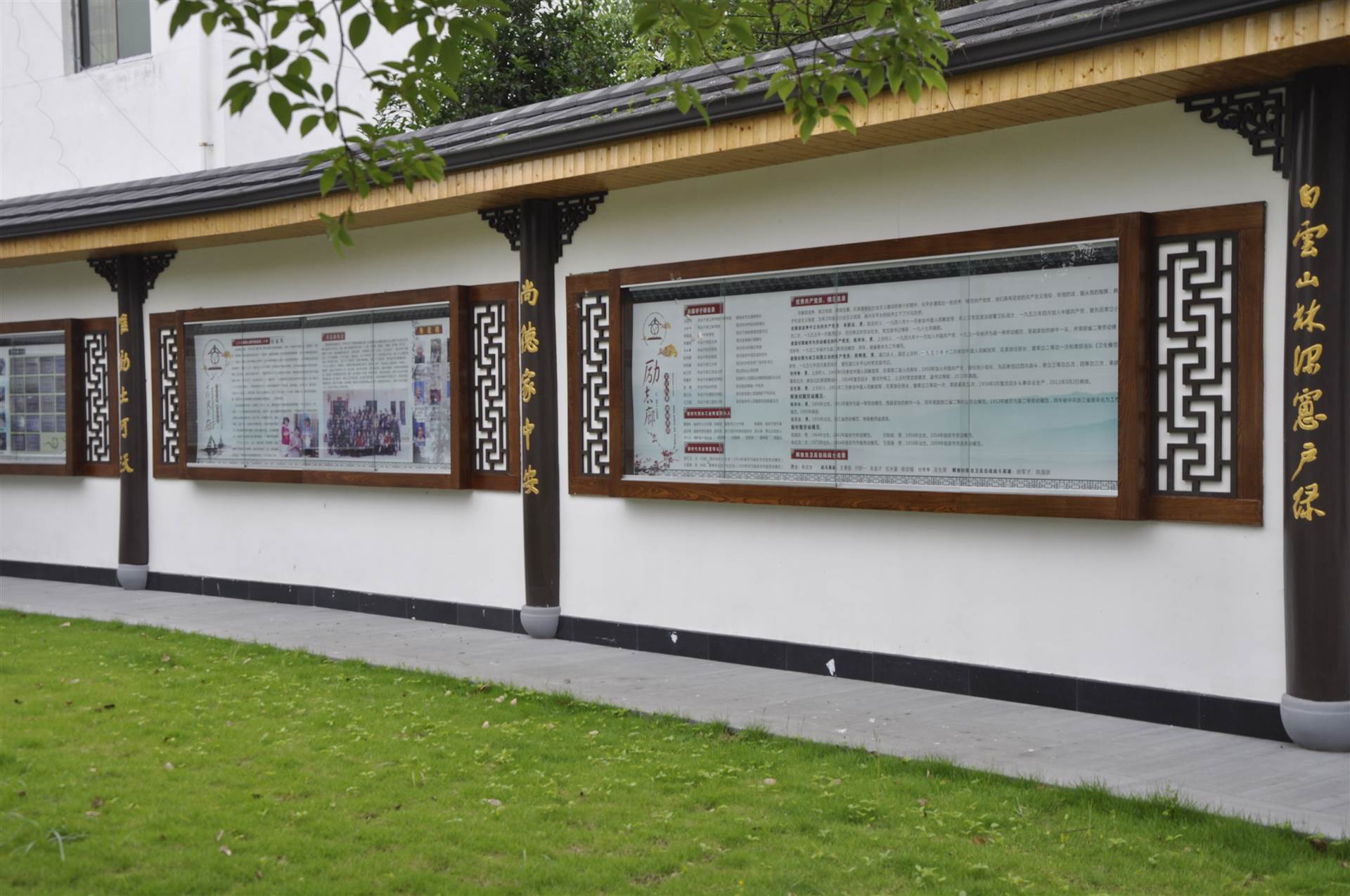 仿木纹铝合金宣传栏