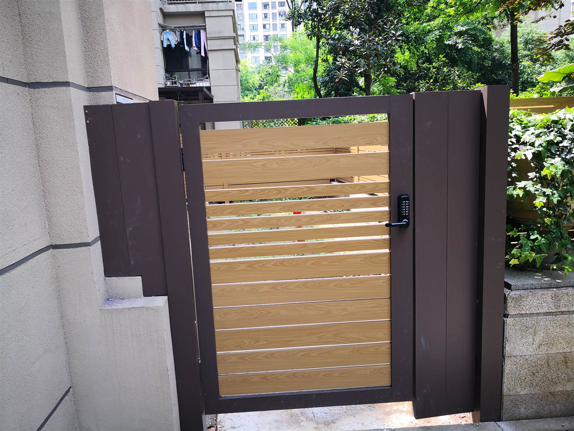 仿木纹铝合金庭院门