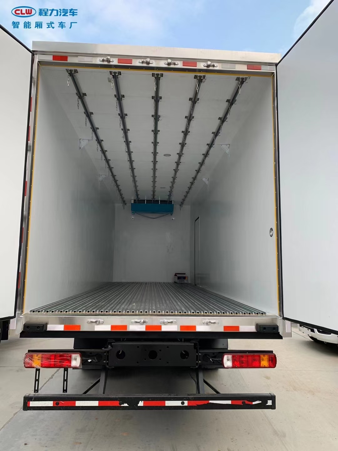 江淮6米8冷藏车肉钩冷藏车猪肉白条打冷运输车厂家定制