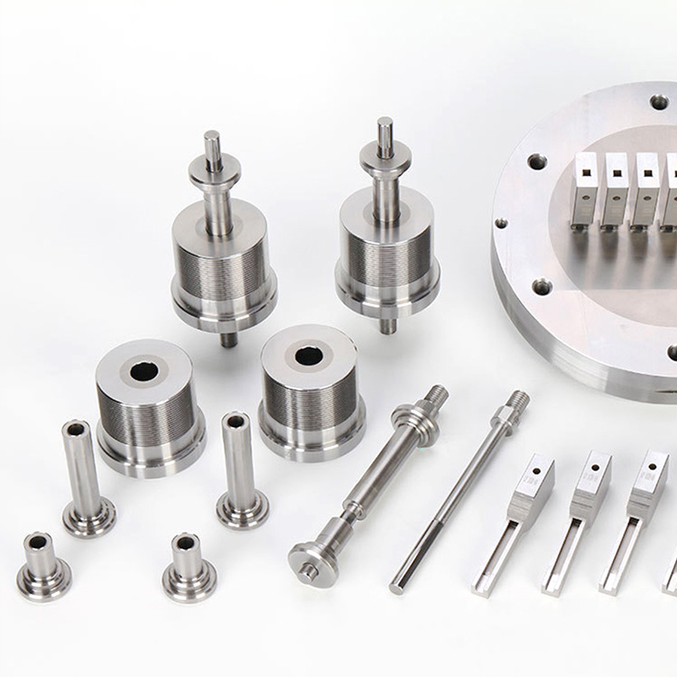 一种用于压塑,挤塑,注塑,吹塑和低发泡成型的组合式塑料模具,它主要