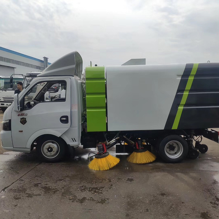 扫路车大地解放了环卫工人的工作强度,了工作效率,减少了扬尘等二次