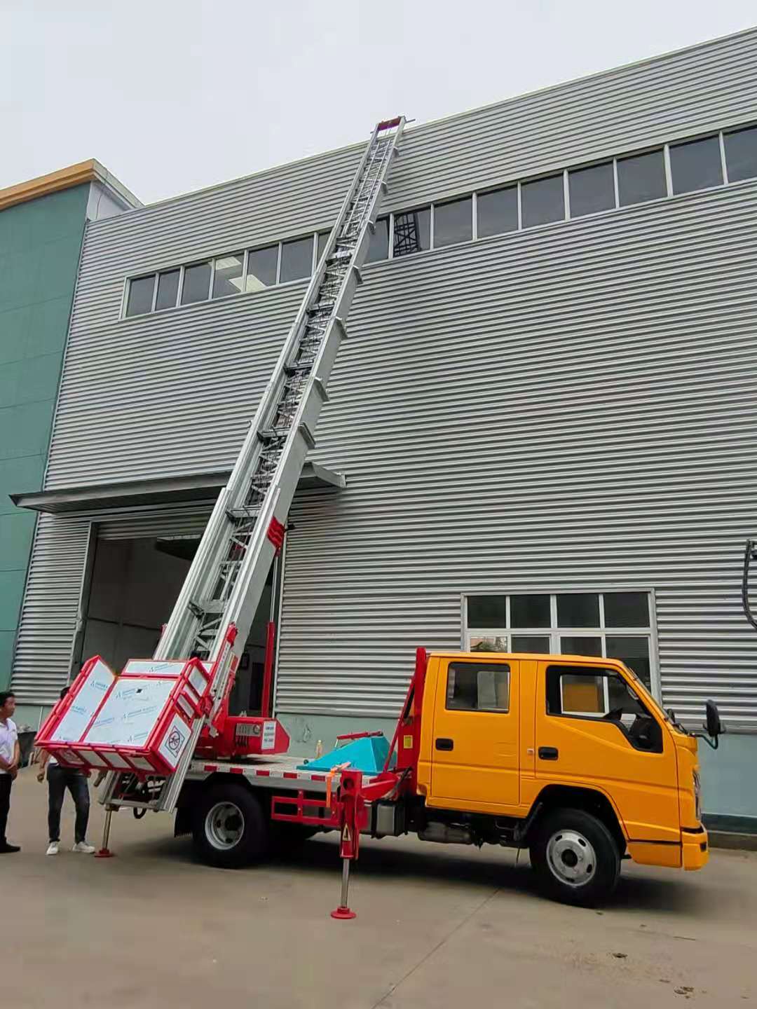 高空搬家雲梯車上下樓搬家作業雲梯車