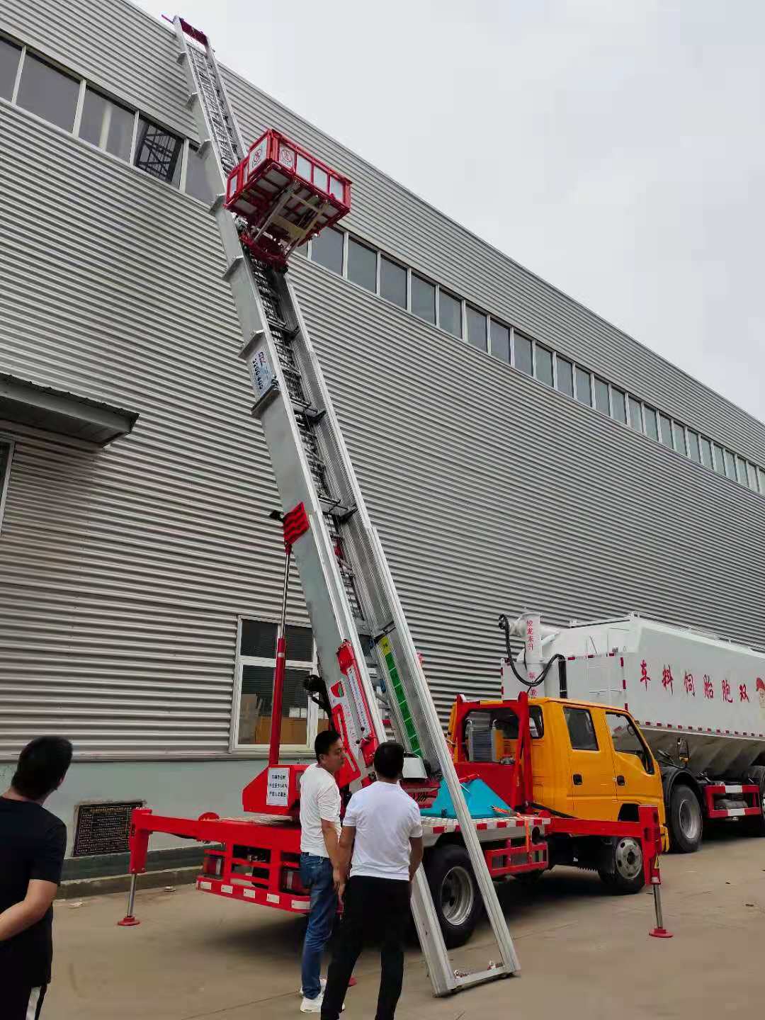 高空搬家雲梯車上下樓搬家作業雲梯車